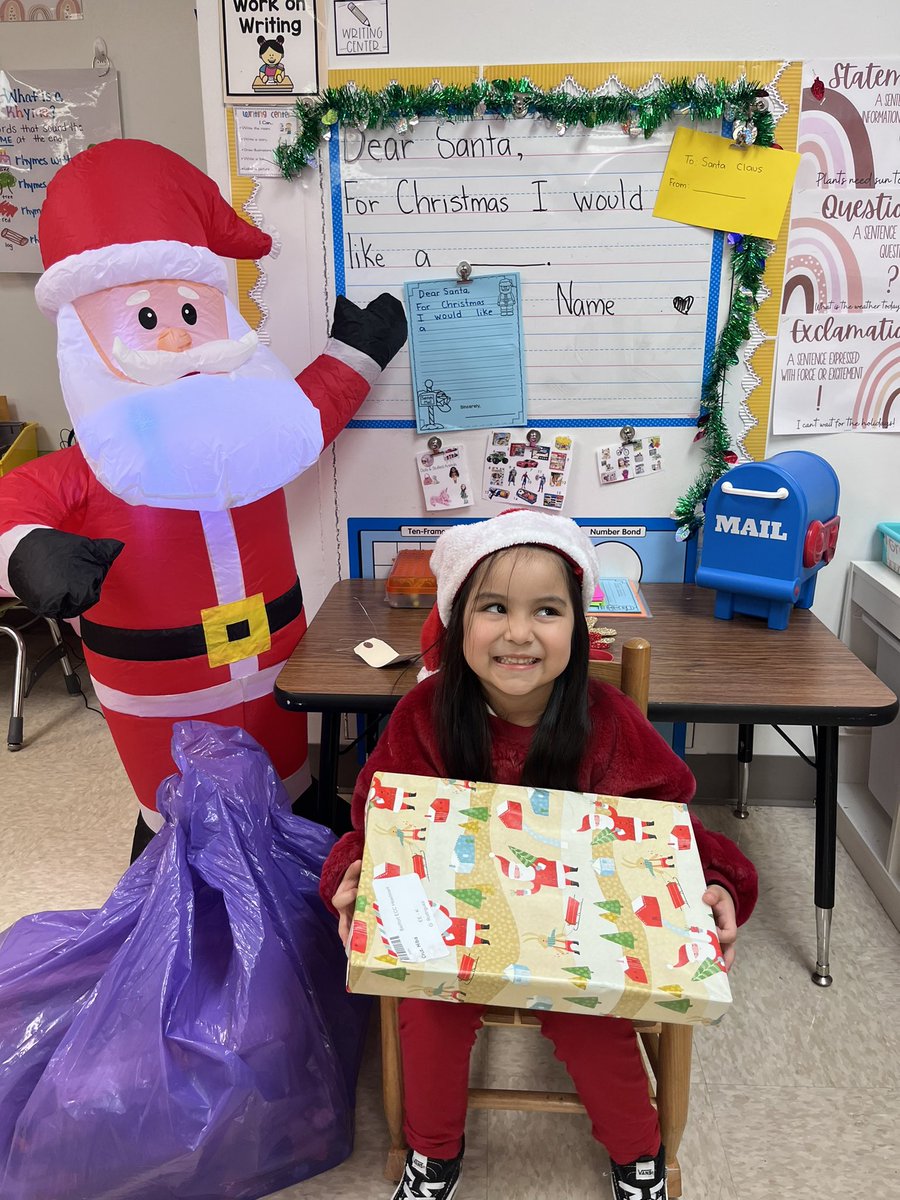 BellfortECCHISD's tweet photo. The H.I.V.E. 💛🖤came alive today thanks to our amazing Wrap around specialist @ACottonabc and Houston Young Lawyers Foundation 👨‍⚖️👩🏽‍⚖️! Every bumblebee 🐝went home with multiple donated gifts 🎁 and for that we are so grateful! 🫶🏽@MrsBrown_J @HISDSupe @TeamHISD https://t.co/Hvc3EnGYoL