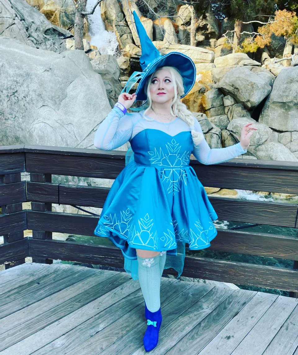 Legs_MCcoy's tweet photo. A wintery witch for a chilly Thursday. ❄️
📷: @misselisaface
Design by: @MahouShoujoMeri
Costume by: me!
.
.
.
#elsa #elsacosplay #frozen #frozencosplay #elsafrozen #witch #witches #halloween #disneyprincess #disneywitch #disney #disneycosplay #oogieboogiebash https://t.co/3oadEHO8Cy
