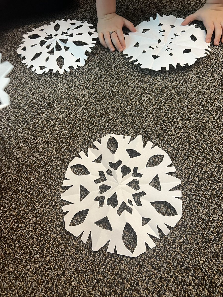 MrsBanghart's tweet photo. Day 8 is a little late but here are our snowflakes for #TVDSBDecembermathchallenge Ss lots of math and had a lot of fun making them @tvdsbmathk8 ❄️ ❄️ https://t.co/OxUg1JWoyJ