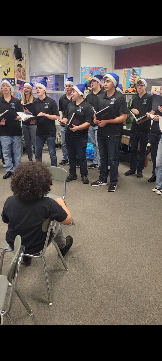 chayden919's tweet photo. @LHS_SMCPS @SMCPS_FineArts Thank you Mrs. Teston and the LHS chorus for your magical performances today!!! Our students and staff loved it! https://t.co/AghftdZqJ5