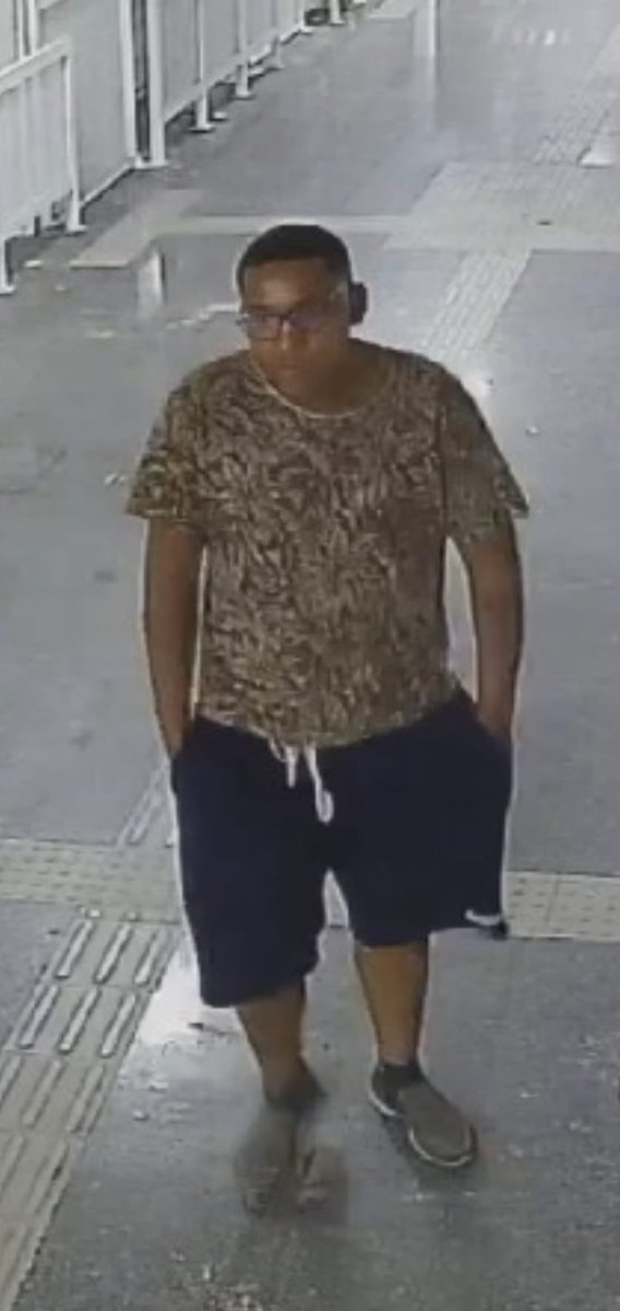 eduardopaes's tweet image. Esse cidadão acabou de tentar incendiar a estação recém-reformada da Asa Branca no BRT Transolímpica.  Se alguém conhecer o marginal manda mensagem aqui ou pelo dm.