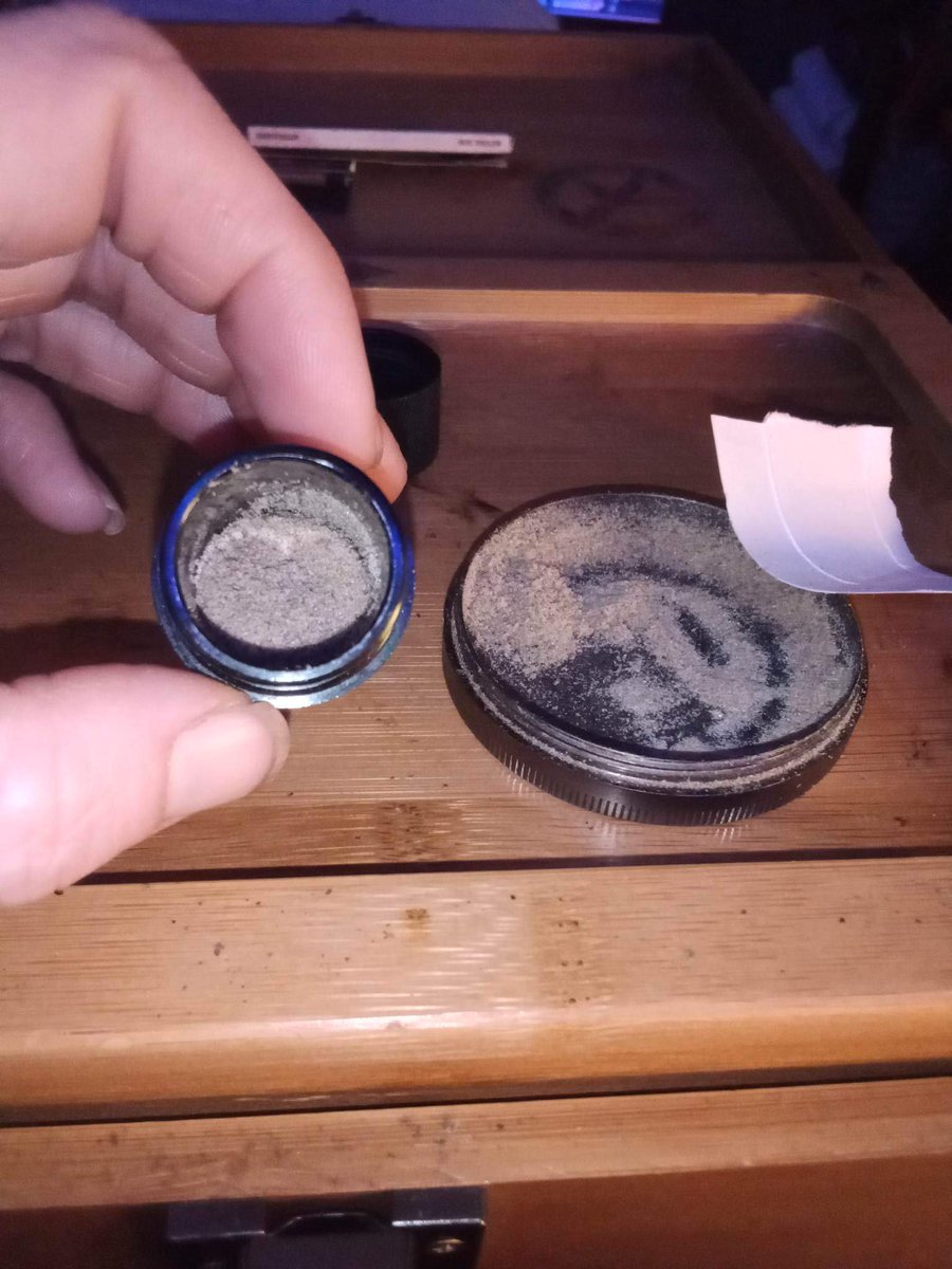 ScarletRCarsons's tweet photo. With winter comes dryer bud but better for kief collections and definitely happy with the results of this one 😁 now to decide how I wanna smoke it 😝😝😝 #Mmemberville #WeedLovers #420friendly #420Life #CannabisCommunity #StonerFam #PuffPUffPass https://t.co/cF1VPWFbZ2