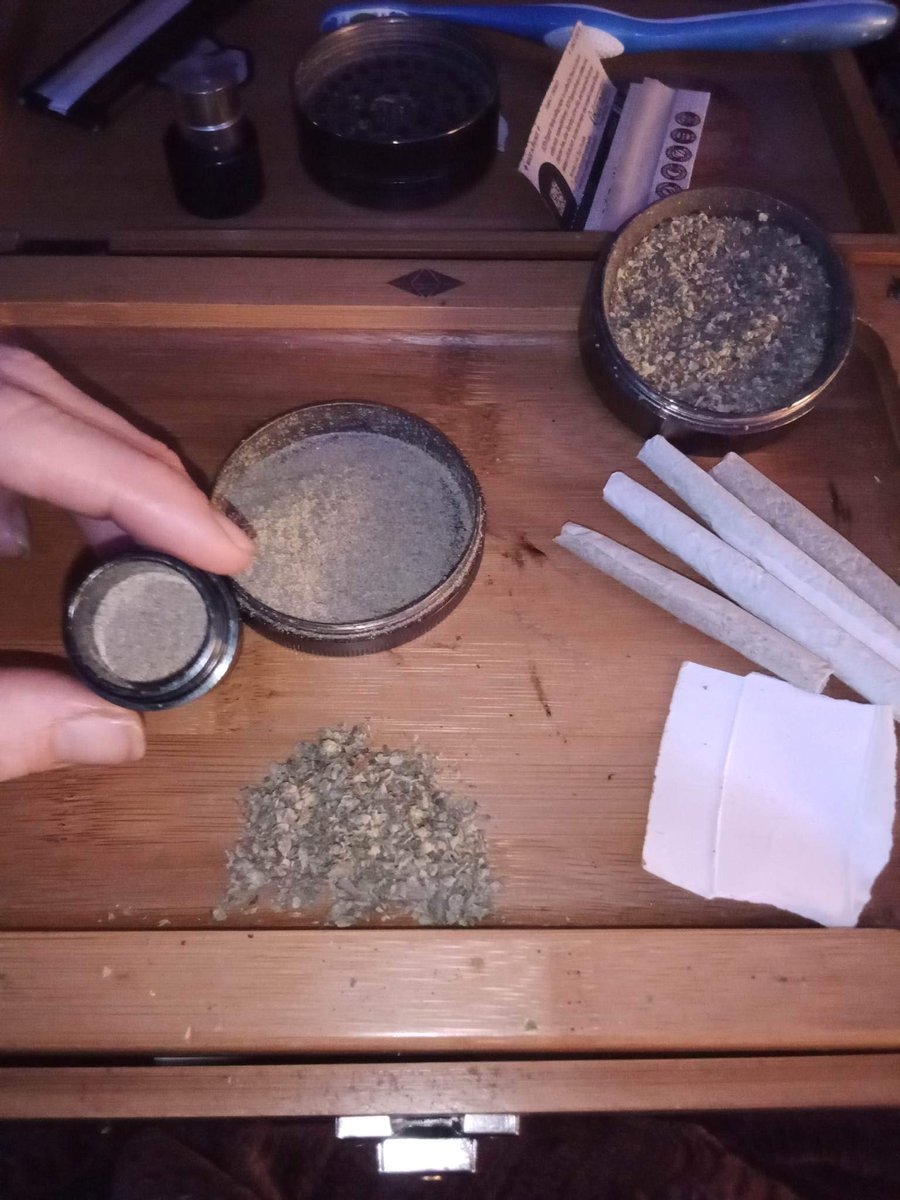ScarletRCarsons's tweet photo. With winter comes dryer bud but better for kief collections and definitely happy with the results of this one 😁 now to decide how I wanna smoke it 😝😝😝 #Mmemberville #WeedLovers #420friendly #420Life #CannabisCommunity #StonerFam #PuffPUffPass https://t.co/cF1VPWFbZ2