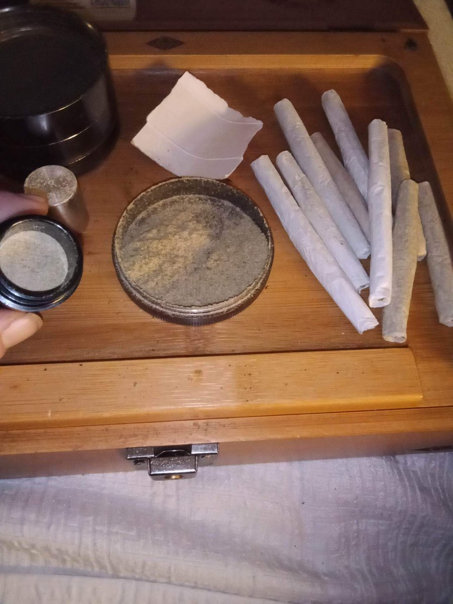 ScarletRCarsons's tweet photo. With winter comes dryer bud but better for kief collections and definitely happy with the results of this one 😁 now to decide how I wanna smoke it 😝😝😝 #Mmemberville #WeedLovers #420friendly #420Life #CannabisCommunity #StonerFam #PuffPUffPass https://t.co/cF1VPWFbZ2