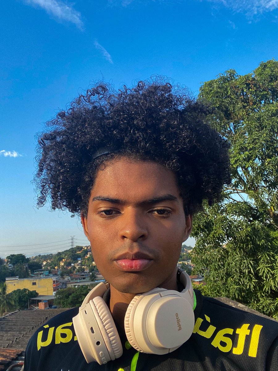 updatecultura's tweet photo. Robert acaba de lançar seu terceiro single intitulado "Sem Sinal", a música é uma fusão de R&amp;B e Trap, e segundo o próprio artista ela "encena a doença de um término nas vidas daqueles que viveram a dois". https://t.co/6ZSd7rpWni https://t.co/MCfJbwTOML