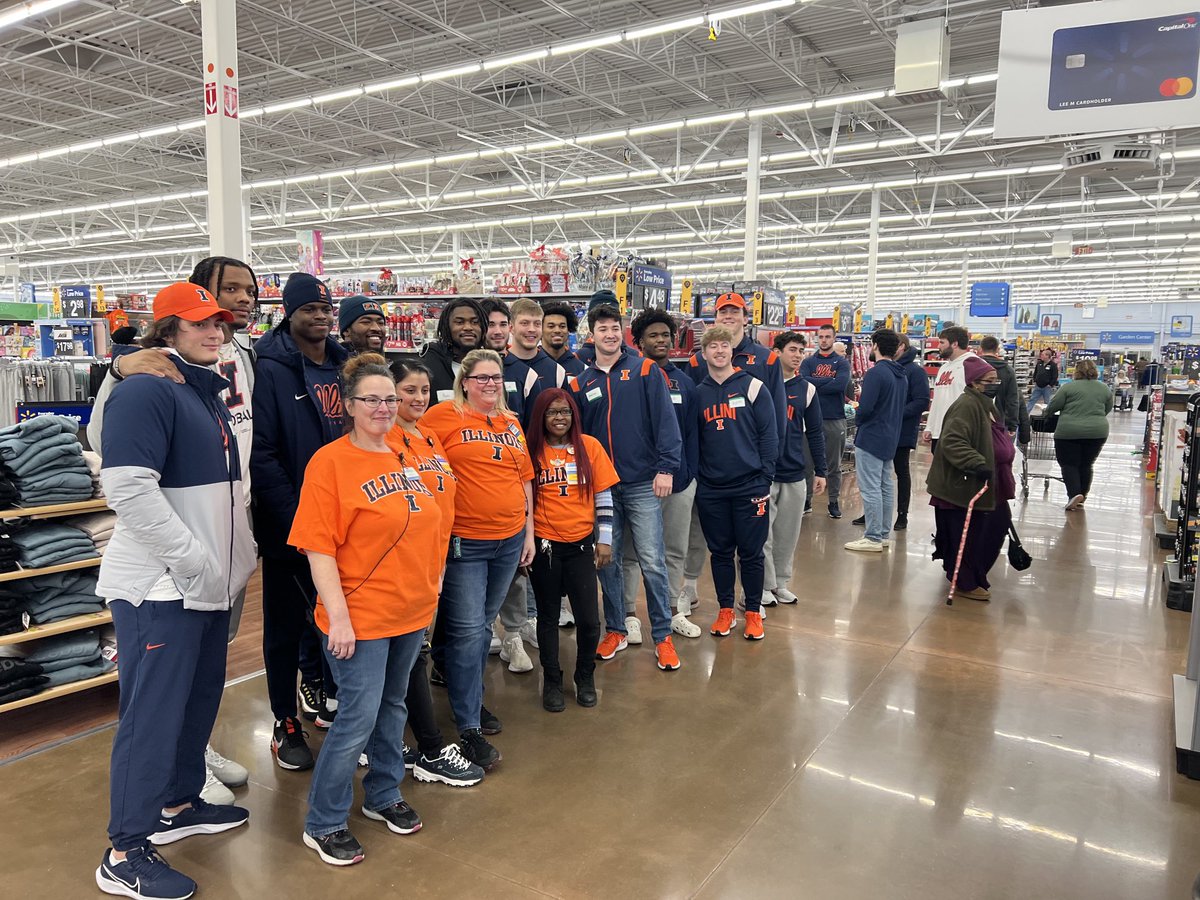 BretBielema's tweet photo. Very special night with our immediate #famILLy and some special mothers and families in the CU area #ILL #jinglebells https://t.co/FTezUn3xLM