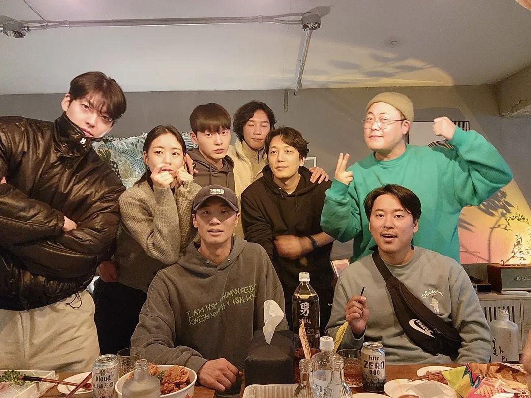 dailykimwoobin's tweet photo. 221210 actorbmj instagram update 

Woobin with the casts of Netflix's Black Knight! Can't wait to meet them on screen! 🤍

#KimWooBin #김우빈 https://t.co/6ukD4DZmxN