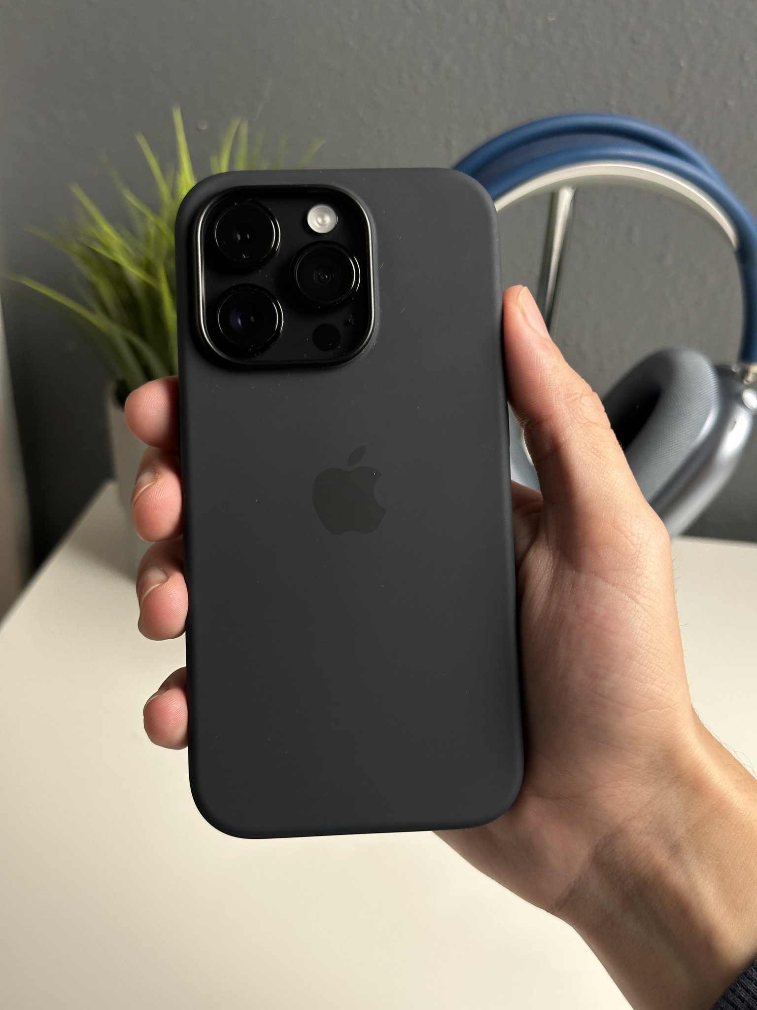 Apple Hub on Twitter "Midnight silicone case on Space Black iPhone 14 Pro 😍 https//t.co