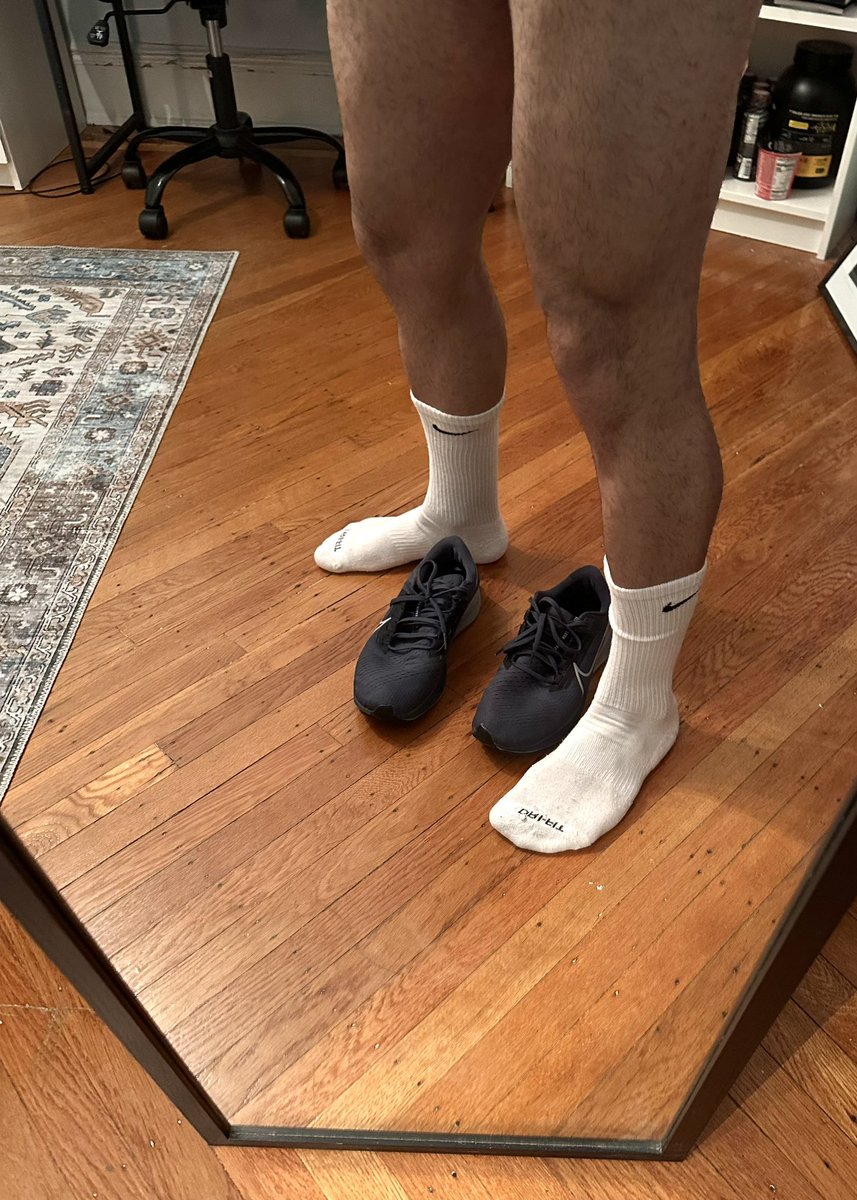 MasterAlexNYC's tweet photo. Gotta love a good night 5k in these Nike Pegasus! These legs are performing so well and definitely need a massage now!🦶💆‍♀️
#MasterAlexNYC #NightRuns #Feet #Dom #Socks #Sneakers #WorshipMe https://t.co/9LhLHnc1Xf