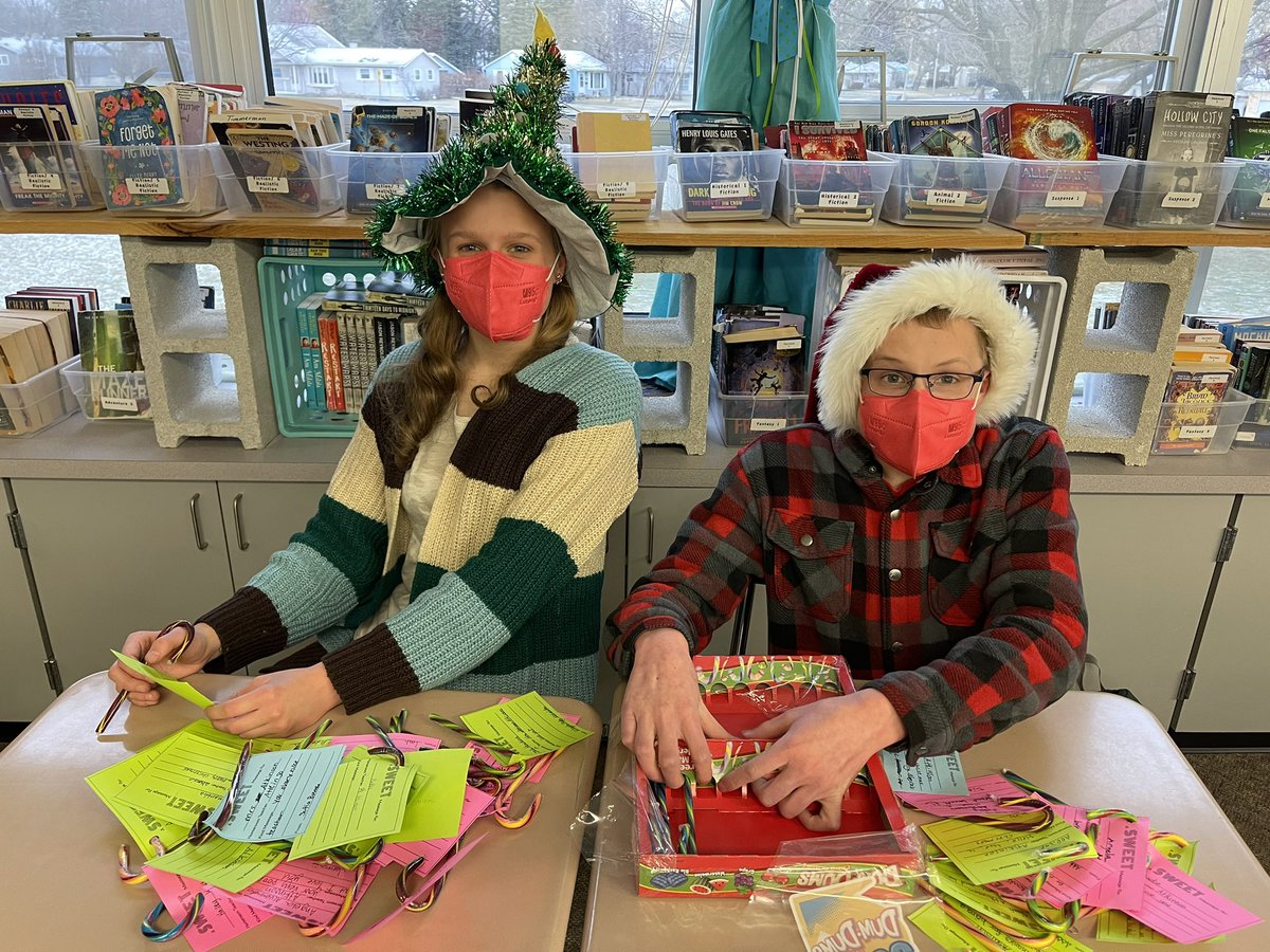 mrschudiktweets's tweet photo. These elves are hard at work to spread some HOLIDAY CHEER! Friday morning over 800 kind messages will be spread… We are beyond grateful for the LMS Student Council who create a positive school environment at LMS!💜 @LundahlLions @d47schools_ https://t.co/QkZYRjCskk