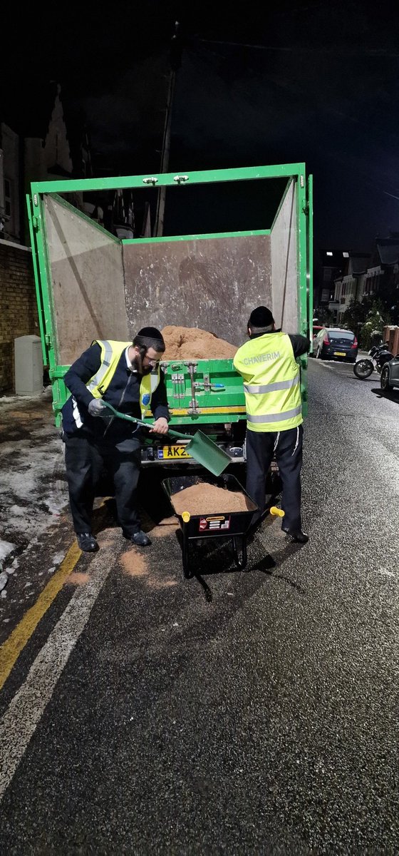 ChaveirimSH's tweet photo. Tonight our dear volunteers have gone out in the cold to spread grit on pavements in and around the area, after many reports of people slipping due to the snow
#snow #chaverim #volunteers https://t.co/7zr8xvfnJZ