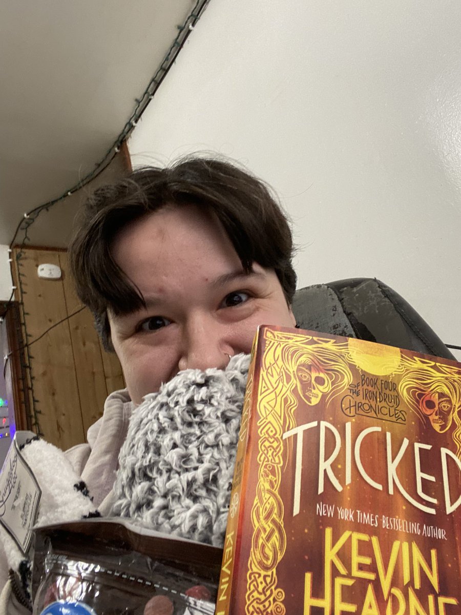 MagicallyC91's tweet image. Aaaaahhhhh!!!!! I LOVE my secret Santa gifts!!!! @KevinHearne I’m so glad to be back reading your books! I’ve missed them so much 😭😭