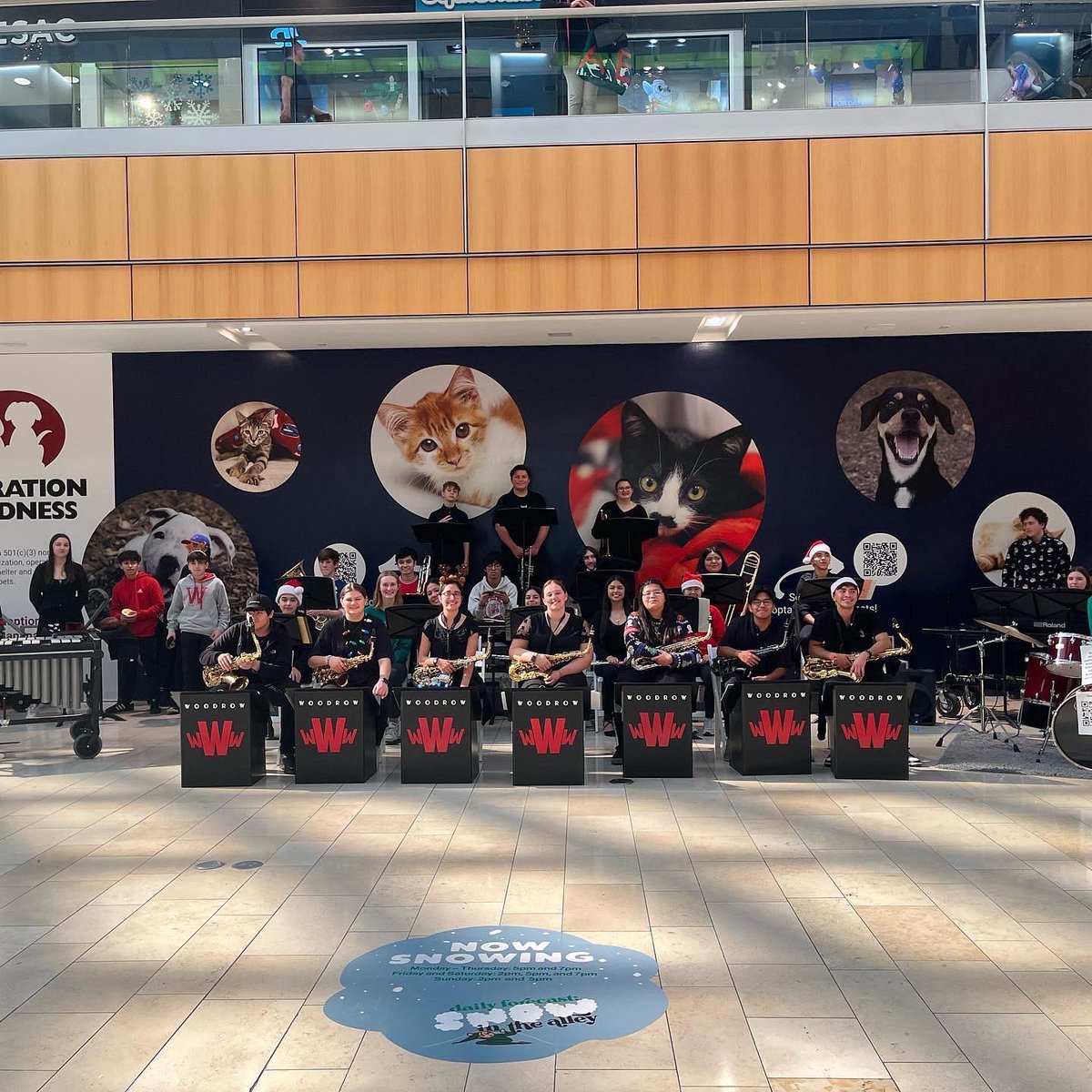 stillfightinit's tweet photo. Super proud of these kids. The jazz band had two gigs today to wrap up our end of year tour. Stop #1- The Factory in Deep Ellum to play for the Senior Citizens Brunch shortly followed by stop #2- The Galleria. Merry Christmas from the Woodrow Wilson HS Jazz Band 🎄🎁 #jazz #wwhs https://t.co/AZMJGzcIps