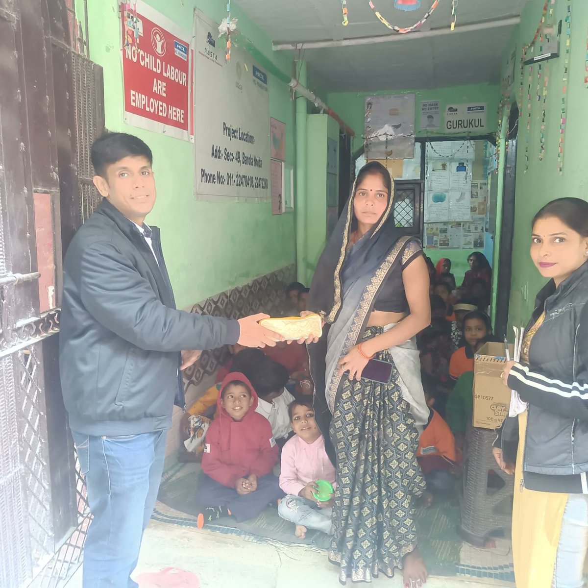 RK_nestman's tweet photo. Under the #GreenWindow project supported by @HCL_Foundation under their @HCLHarit, @nipunkaushik with Shikha Shukla visited two Rasta Learning Centres in Barola & conducted a workshop under the #HaritCoach speaking to the children and parents about Environment & it's conservation https://t.co/NWMilDqDEq