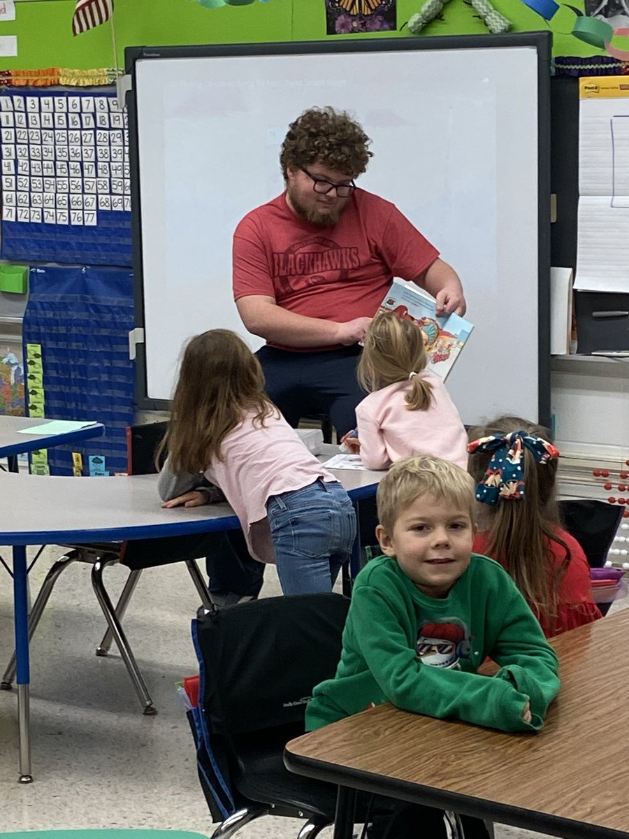 mrsparrishk5's tweet photo. FFA students came to read stories at #bhawkel today. It is so great integrating the older students into our day! #togetherness #weareclarkcounty @ClarkCoIndians https://t.co/eH56za4uGY