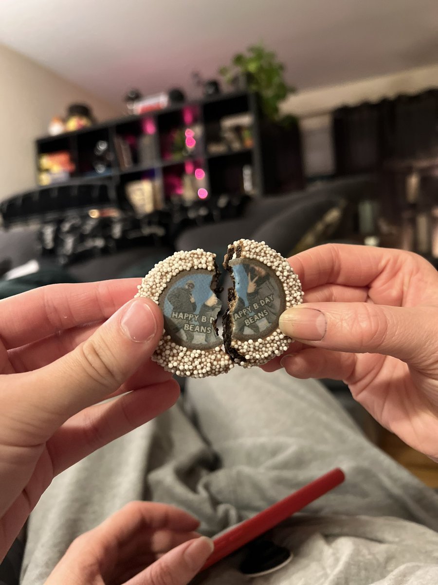 DaveTriesThings's tweet photo. My Oreos are better than yours (late birthday gift) #oreoid https://t.co/D9ZGtq9PI6