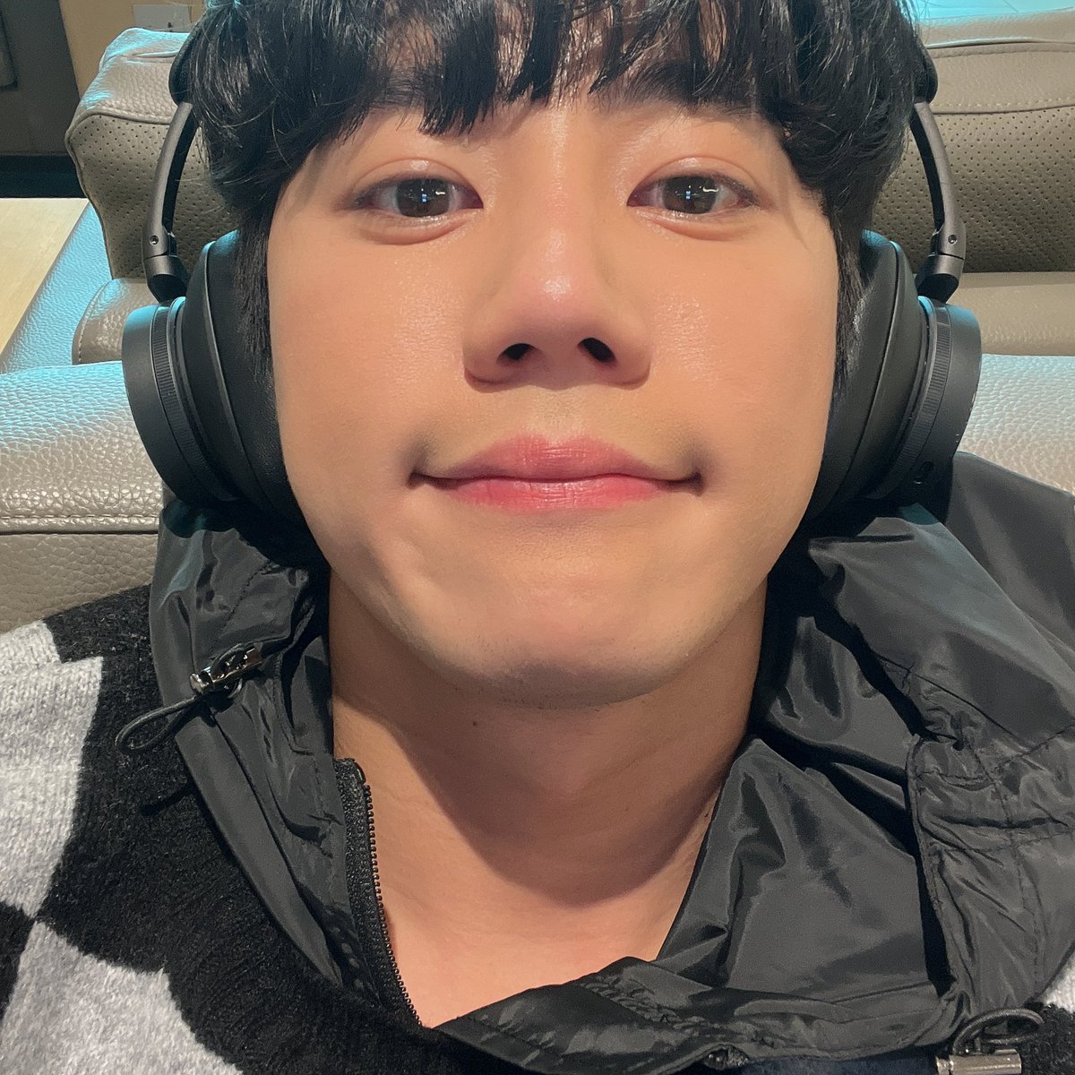 JUNYOUNIG's tweet photo. Sebentar lagi akhir pekan, enaknya ngapain ya. https://t.co/1EusxFQWyU