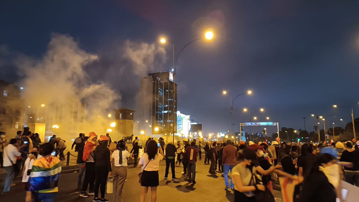 NotAlexTaylor's tweet photo. El día de hoy en la marcha la policía atacó a golpes a Estudiantes Universitarios de diferentes casas de estudio, además de gasearnos con familias enteras que estaban cerca, de gasear al ladito del Real Plaza. Había niños llorando, ancianos(as) ahogandose. https://t.co/a8XcnDy7JV