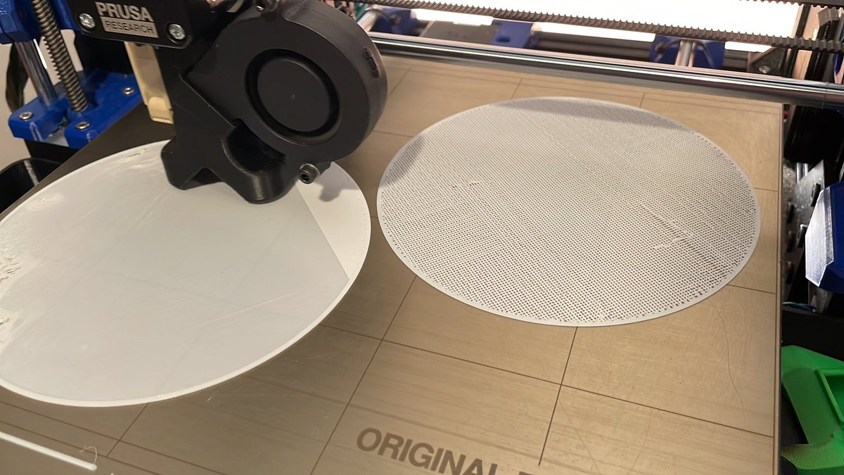 Anyone wanna guess what im printing at 10:30 at night?