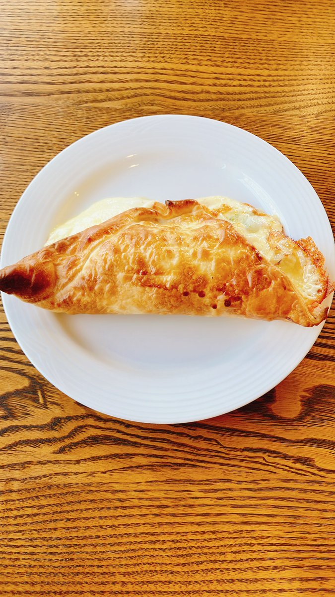 tokoyotokei's tweet photo. 今日は那須町にある
絶品パイの店タラゴンさんでランチです。
白菜とクリームパイ
やばいー！
めちゃくちゃ美味い！！
おすすめです♪

#那須町
#タラゴン
#Taragon https://t.co/hXgNHrg6BS
