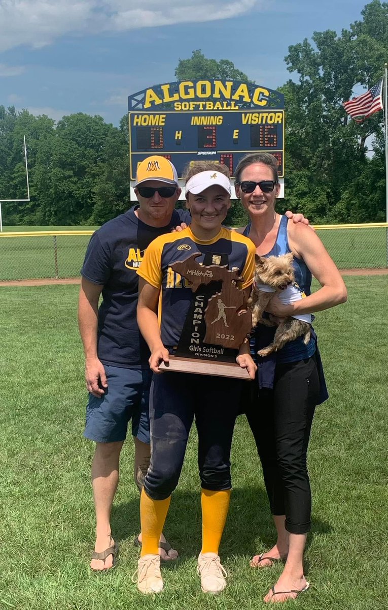 Congratulations to Kenna Bommarito on her commitment to continue her academic and softball career at Oakland University! Great Job Kenna!! We are so proud of you!!!