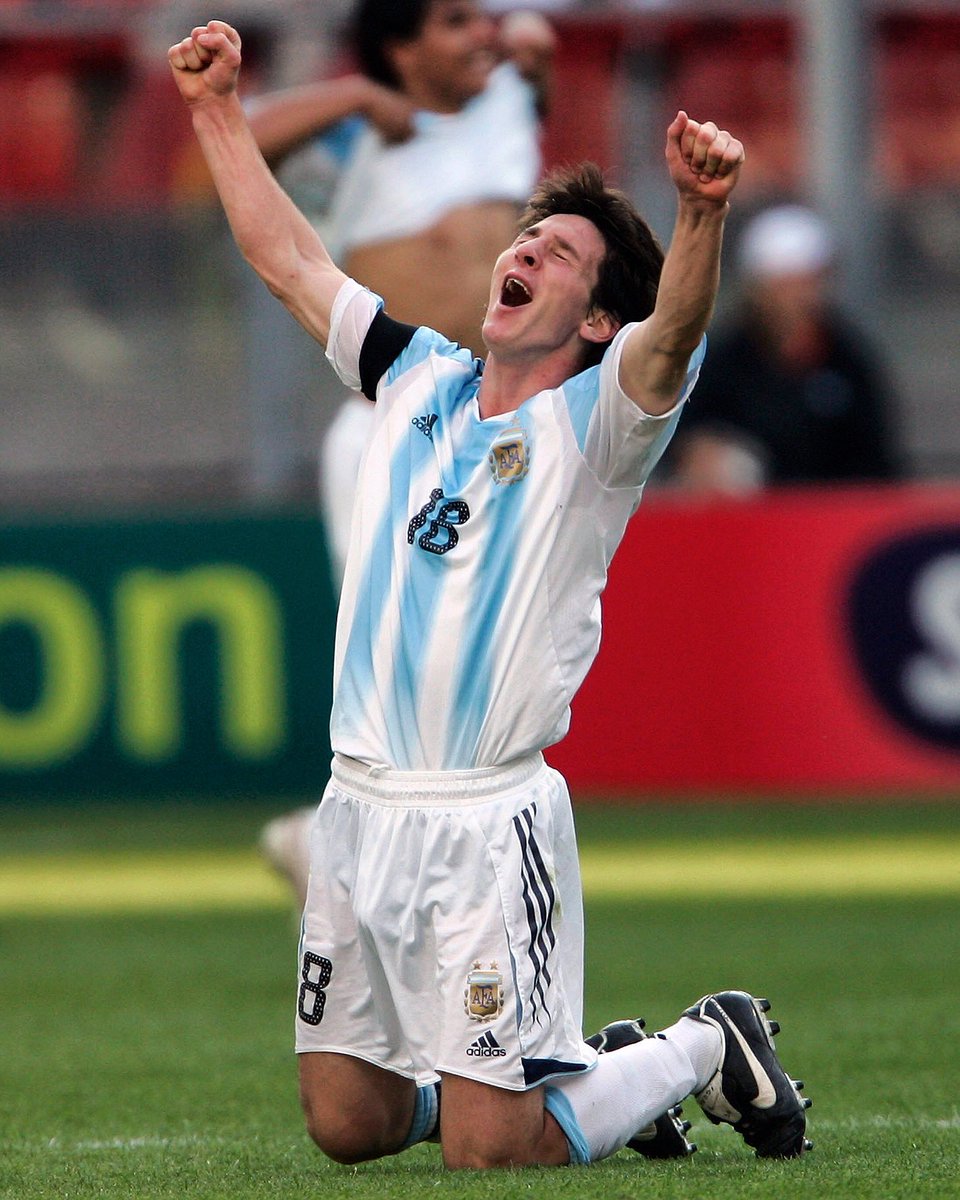 Messismo10's tweet photo. Messi campeón del mundo siendo MVP y el máximo goleador.

Con el dorsal 18. https://t.co/8fydkV5B9b