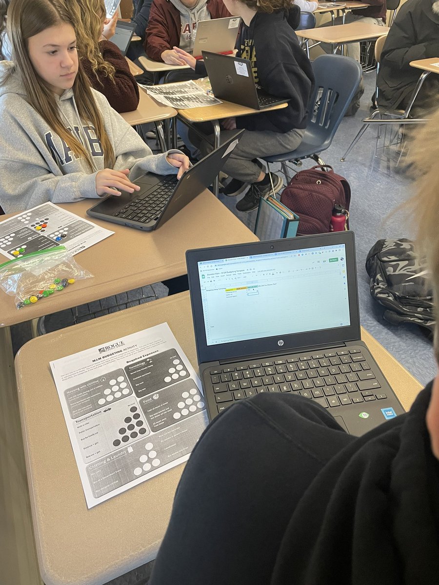 BethpageHS_Biz's tweet photo. Ms. Kugler’s finance classes breaking down their budgeting skills through M&Ms #financeed #wearebethpage @BethpageUFSD ✅💵📱 https://t.co/KnvnNIaHeK