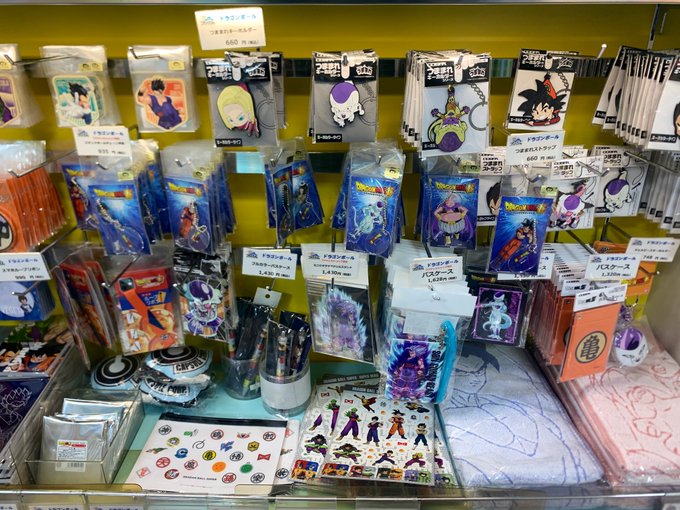 フジテレビショップ限定のアクスタ売ってたー!悟飯のクリアファイルと魔師弟下敷きもゲットー!!他にはトートバッグもあったけど悟空だけ売り切れ 