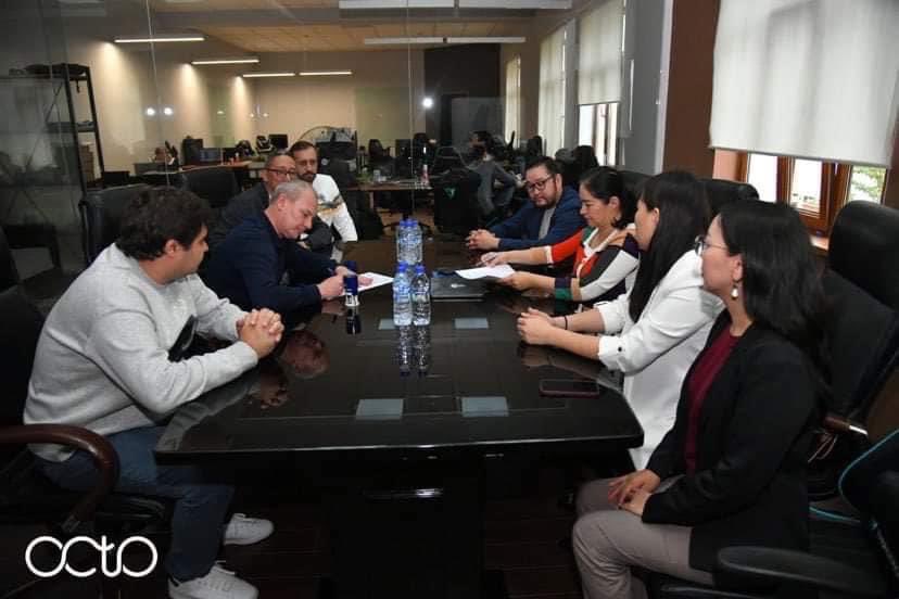 Gerege_Systems's tweet photo. Гэрэгэ Смарт ПОС ХХК нь жижиг, дунд бизнес эрхлэгчдэд  зориулсан Бизнес ПОС бүтээгдэхүүнээ Узбекистан улсын зах зээлд нэвтрүүлэхээр тус улсын дижитал төлбөрийн системийн зах зээлд тэргүүлэгч Oкто ХХК-тай санамж бичиг байгууллаа. 

🔗 Дэлгэрэнгүйг: https://t.co/QMIfb8En1i https://t.co/k9w2xCugiq