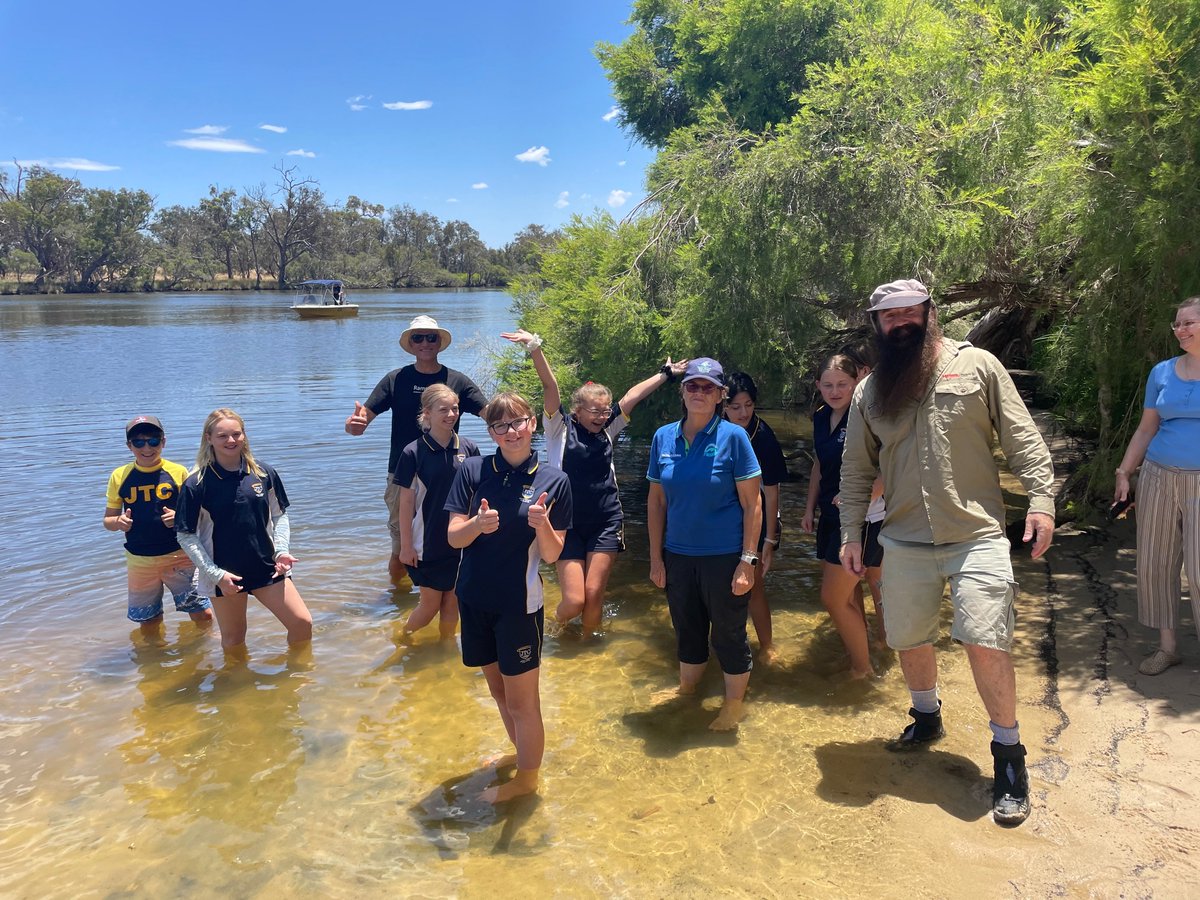 Jesse_Rowley5's tweet photo. 500 baby Black Bream have been released into the Murray River with Murdoch University &amp; students &amp; teachers from John Tonkin College 🐟 It's hoped this will give the existing population a boost so we can enjoy this species for years to come🐟#PeopleWorkingTogether #Ramsar482 #NLP https://t.co/fuuNRSCkUi