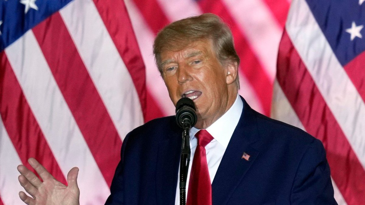 thehill's tweet photo. JUST IN: House Democrats introduce legislation to bar Trump from office under 14th Amendment https://t.co/7e668BzjvJ https://t.co/enn1P8OD44