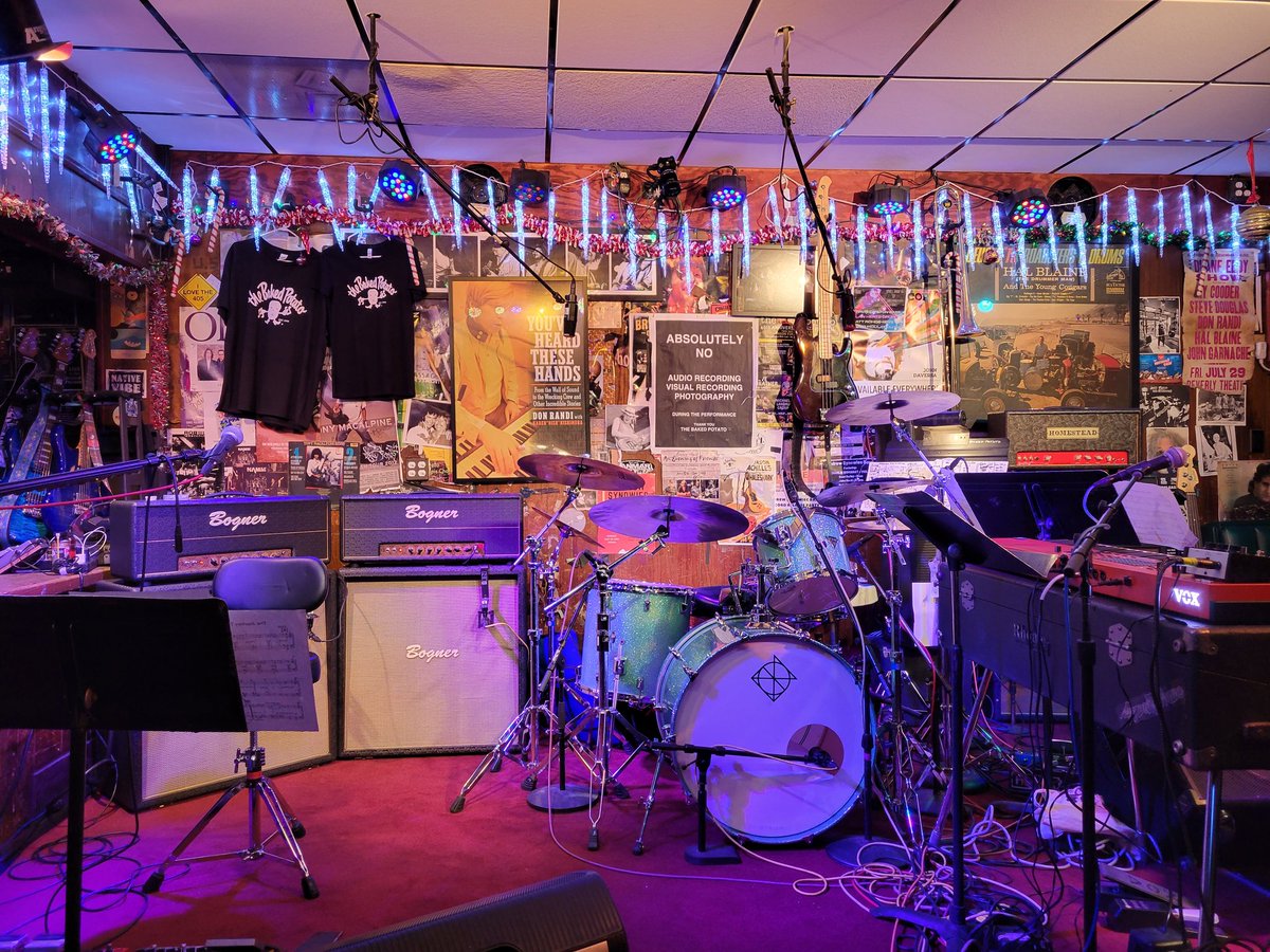 Izumih0705's tweet photo. 2nd of the 3 nites w/ Nerve Bundle @ the Spud!!👍🎶🔥💥😍🙌❤️
#NerveBundle #SteveLukather #JeffBabko #JorgenCarlsson #GreggBissonette #TheBakedPotato #Day2 https://t.co/4ZAflbwQic