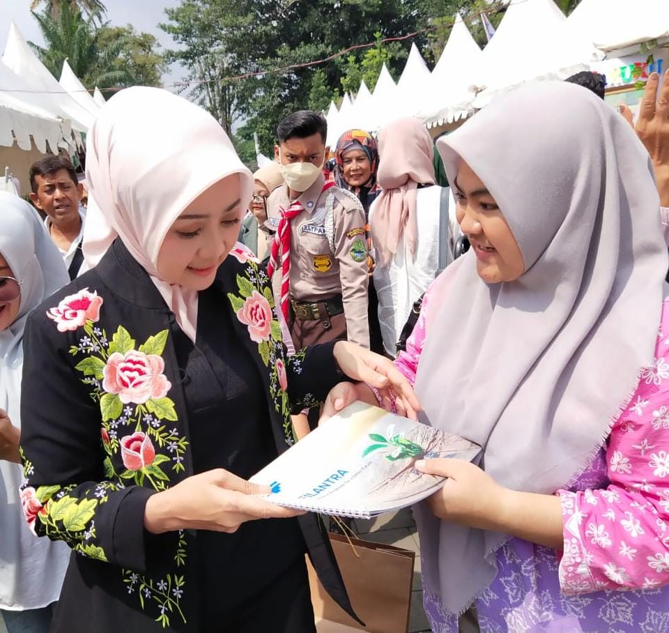 Filantra1's tweet photo. Filantra turut serta loh dalam acara Festival Disabilitas 2022. Stand Filantra menerima kunjungan juga dari Ibu Atalia.

Filantra juga menyerahkan bantuan bagi penyandang disabilitas korban bencana gempa Cianjur, diserahkan secara simbolis kepada Kepala Dinas Sosial Jawa Barat. https://t.co/SWnW8db2DP