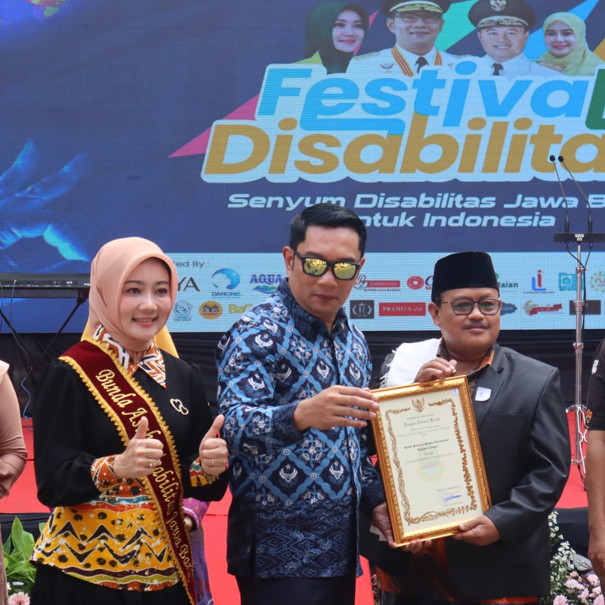Filantra1's tweet photo. Filantra turut serta loh dalam acara Festival Disabilitas 2022. Stand Filantra menerima kunjungan juga dari Ibu Atalia.

Filantra juga menyerahkan bantuan bagi penyandang disabilitas korban bencana gempa Cianjur, diserahkan secara simbolis kepada Kepala Dinas Sosial Jawa Barat. https://t.co/SWnW8db2DP