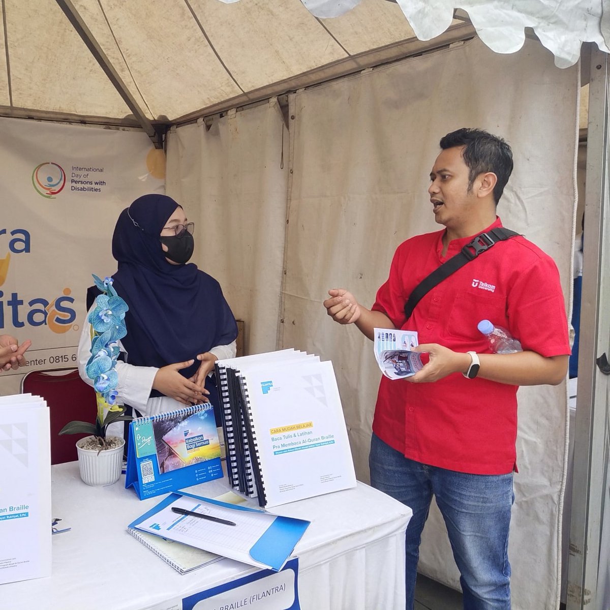 Filantra1's tweet photo. Filantra turut serta loh dalam acara Festival Disabilitas 2022. Stand Filantra menerima kunjungan juga dari Ibu Atalia.

Filantra juga menyerahkan bantuan bagi penyandang disabilitas korban bencana gempa Cianjur, diserahkan secara simbolis kepada Kepala Dinas Sosial Jawa Barat. https://t.co/SWnW8db2DP