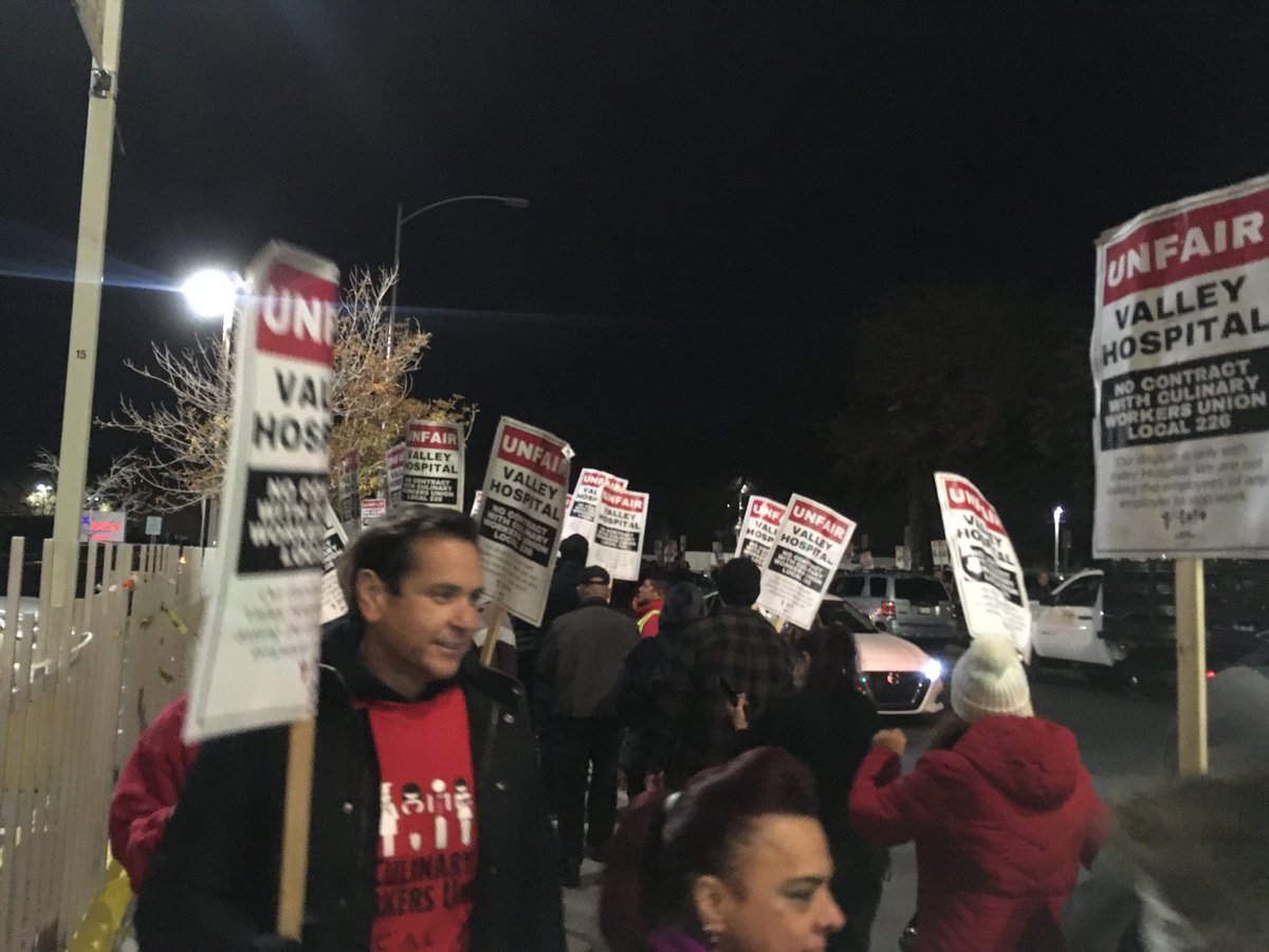 Culinary226's tweet image. Culinary Union picketed outside of @ValleyHealthLV  ahead of a strike authorization vote tomorrow on Friday, December 16, 2022. 

Secretary of State-elect @CiscoForNevada &amp;amp; Commissioner @tsegerblom joined workers on the picket line. #NoContractNoPeace!

culinaryunion226.org/news/press/no-…
