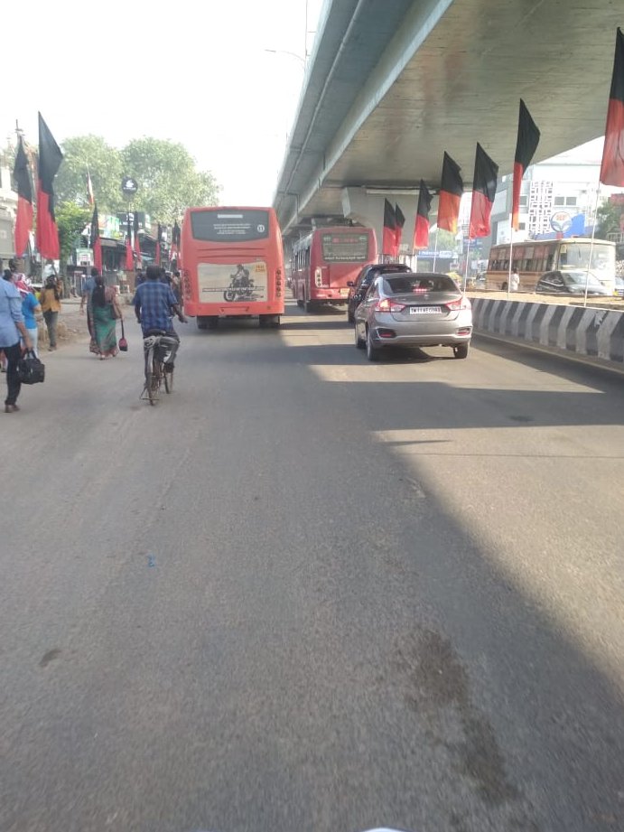 Arappor's tweet photo. சாலையின் இரண்டு பக்கங்களிலும் சட்ட விரோதமாக வைக்கப்பட்டிருக்கும் இந்த கொடி கம்பங்கள் விழுந்தால் விபத்து நிச்சயம் என்று தெரிந்தும் தொடர்ந்து இதை செய்யும் உங்க கட்சிக்கு #அறிவு_இருக்கா @arivalayam ?
இந்த விதிமீறலை தடுக்க உங்களுக்கு துணிவு இருக்கா @tnpoliceoffl ?
GST pallavaram. https://t.co/PZycGzHTEz