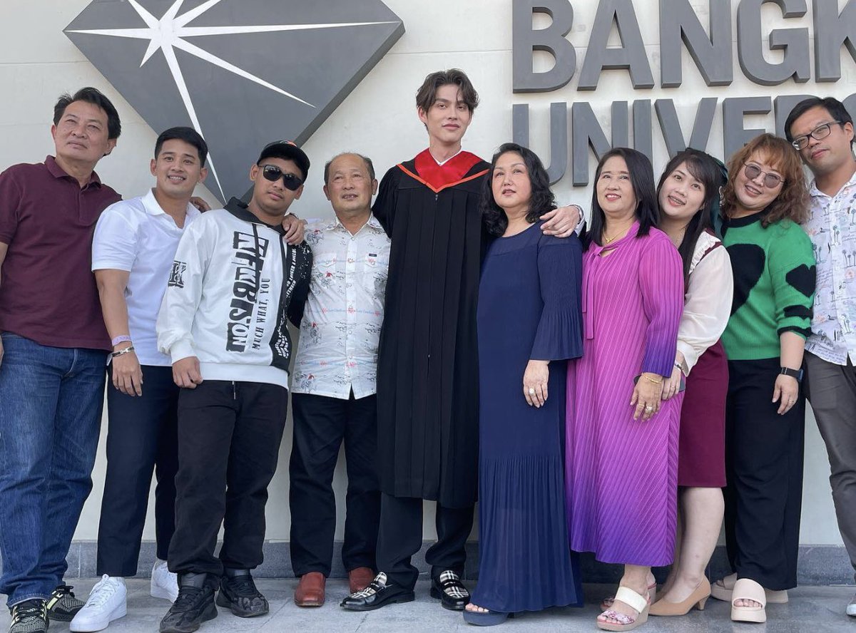 smileywinnie21's tweet photo. เป็นทั้งเกียรติ เป็นทั้งความภูมิใจ ของครอบครัว เก่งมากจริงๆ ขอแสดงความยินดีกับ ไบร์ทวิน และครอบครัวน้องๆด้วยนะค่ะ 👍🎉👨🎓👨🏻🎓👏👏💙❤️✨
#ไบร์ทวิน
#BrightGraduation
#bbrightvc @bbrightvc ☀️🤍
#BrightWinGraduation 🎓
#winmetawin @winmetawin 🐰💚
#WinGraduation
#BrightWin
🙏ctto https://t.co/40M4gGUcNX