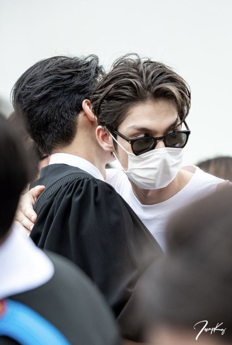 smileywinnie21's tweet photo. อยู่ทุกช่วงเวลาพิเศษของกันเสมอ🥹ระหว่างทางมันสวยงานเพราะมีเขาเรามาเริ่มใหม่ทุกวันด้วยกันตลอดไป✨ขอบคุณที่อยู่ตรงนี้เพื่อกันมาโดยตลอด🤍♾️💚
#ไบร์ทวิน
#BrightGraduation
#bbrightvc @bbrightvc
#BrightWinGraduation 👨🎓👨🎓
#winmetawin @winmetawin
#WinGraduation
#BrightWin
🙏ctto https://t.co/4ROvjEAWFy