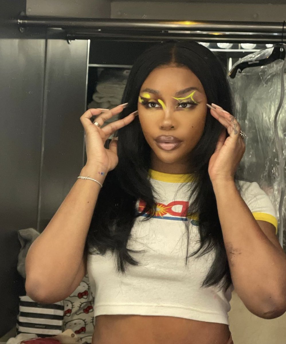 zerochartsdata's tweet photo. #ZCUpdate📊: @sza has now spent 45 weeks at #1 on the ZC Albums Top 50 Chart, extending her record as the artist with most weeks spent at #1. https://t.co/2EKrhKhwG1