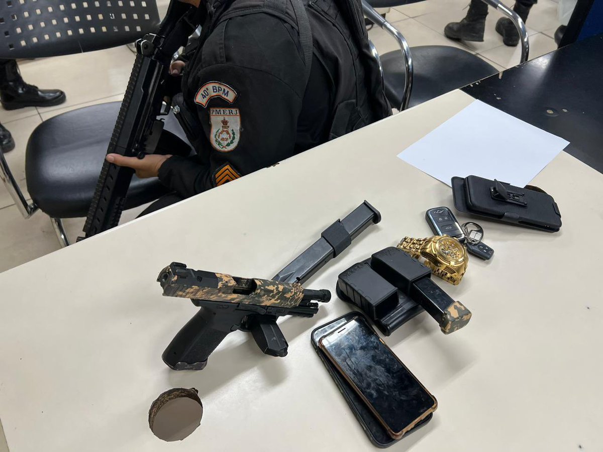 24horadenoticia's tweet photo. Dois milicianos foram presos, em Paciência, Zona Oeste do Rio, durante uma ação conjunta que envolveu policiais do #40BPM e agentes da #35DP, na noite desta quinta-feira (15).
Uma pistola, carregadores, munições e celulares foram apreendidos na ocorrência. https://t.co/dOSDxVbOlc