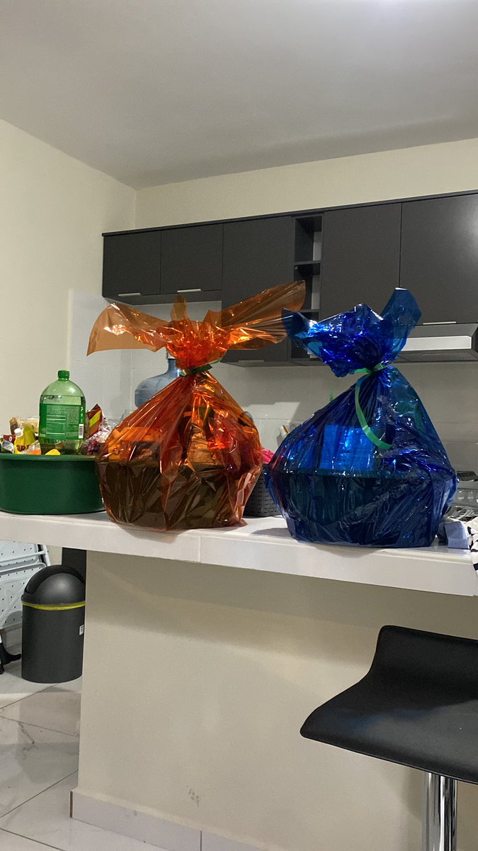 NetoMaster08's tweet image. Hace tres años había regresado al país de estudiar fuera, la pandemia me dejo desempleado por casi todo el año, la pase demasiado mal, ahora casi tres años después estoy armándole las canastas navideñas a mis empleados y celebrando el primer año de apertura de mi changarro.