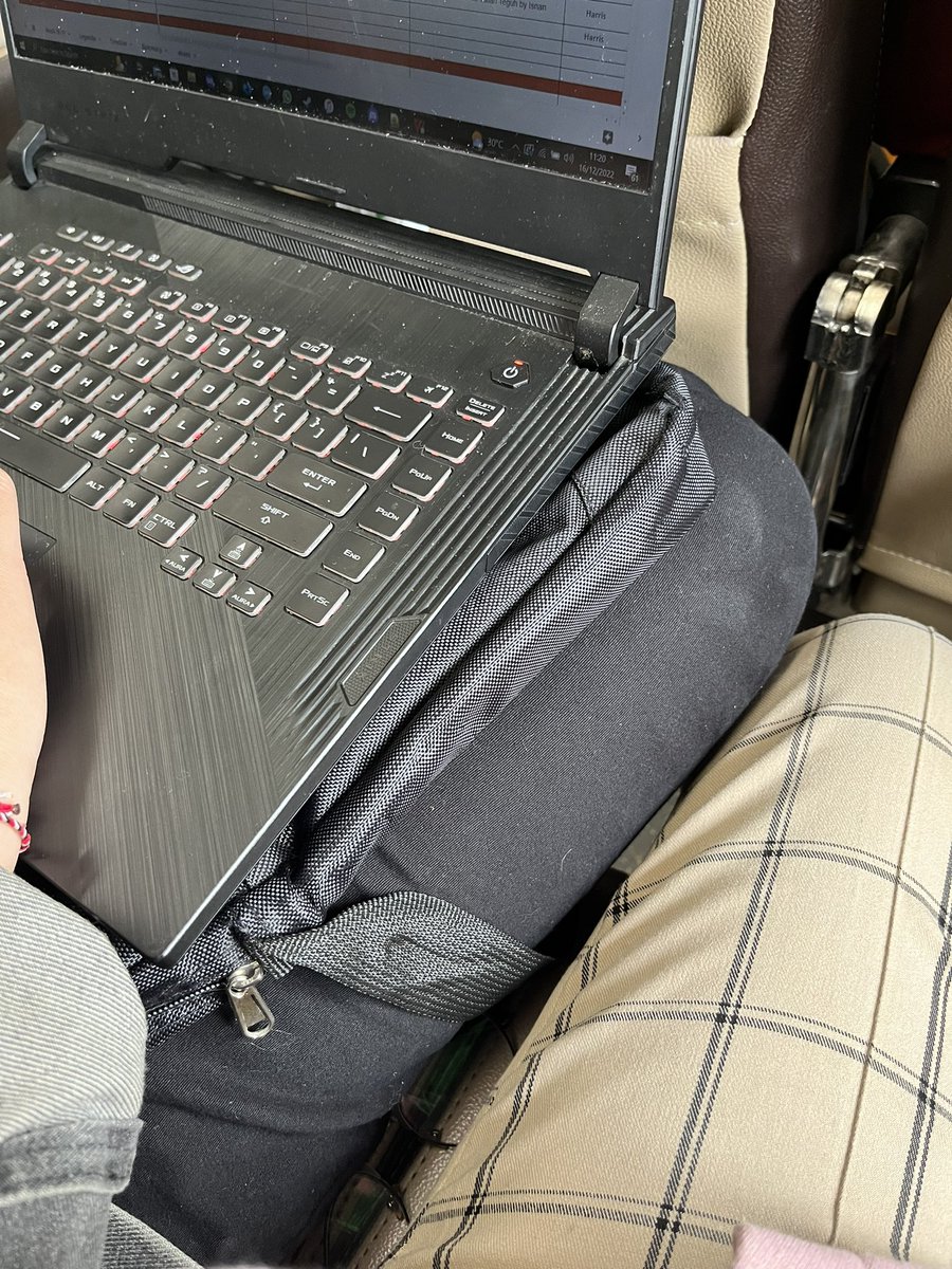aLe on Twitter: "di kereta weh ayang masih megang laptop, fix sampe