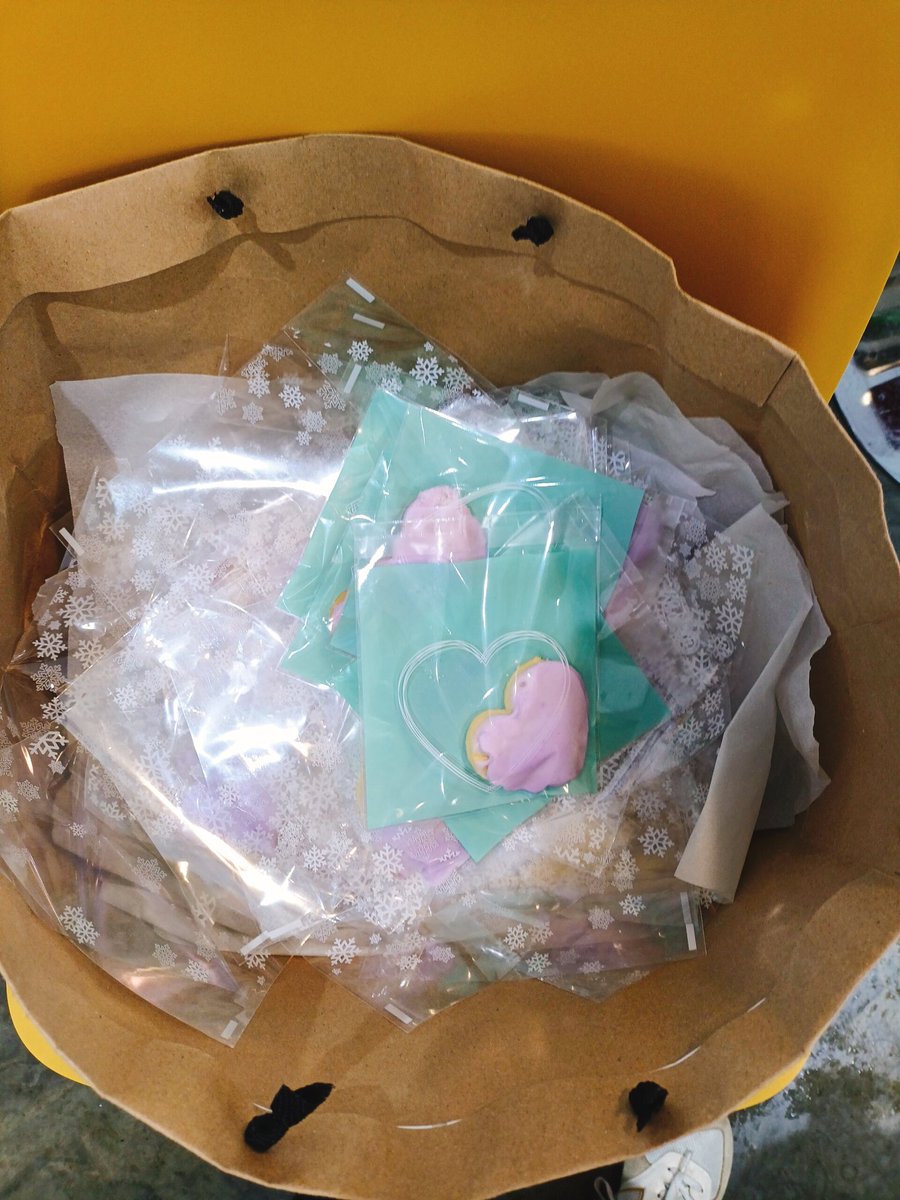 아침에 구운 빌몬 쿠키 영로열스 카페 나눔존 옆 의자에 뒀습니다!!! 하나씩 가져가주심 넘 감사하겠습니다💜💜💜

(포장지가 부족해서 밑에는 쿠키밖에 없어요ㅠㅠ 

#youngroyals #we_are_in_this_together
#waiting_for_season3
#영로열스 #빌몬