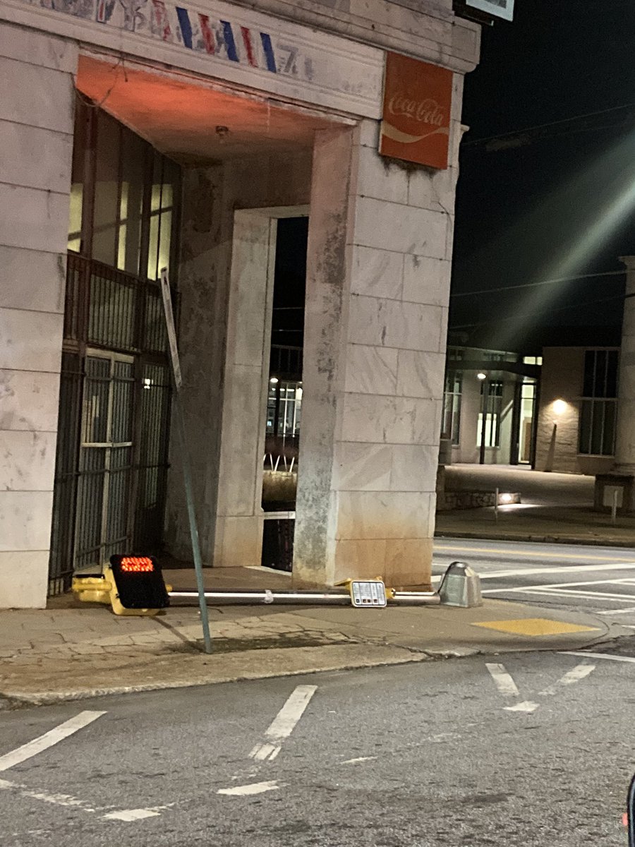 melonie_t's tweet photo. @hannahcrileyy I’ll give it to these lil signals, resilient. This one was trying its hardest at Metropolitan and Dill (crosswalk for the library) tonight. 😐🫡 signaling his best https://t.co/3FN7z6T9PG