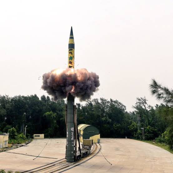 SurajIndulkar's tweet photo. 🇮🇳😍 पराक्रमो विजयते 😍🇮🇳

India today successfully tests Agni 5 intercontinental nuclear capable missile from Shri Adbul Kalam Island. The Missile can travel successfully upto 5400+ kilometres. 🙏🏽
#DRDO  #apjabdulkalam  #Agni5 #indiandefence https://t.co/1gpd94BayP