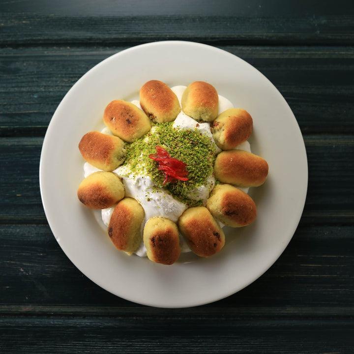 JoyMourani's tweet photo. Les #karabij, petits sablés fourrés de  pistaches, à l'eau de rose et à la fleur d'oranger que l'on trempe dans le #Natef, crème mousseuse qui a le goût de la meringue italienne ou du marshmallow pour ravir vos papilles !
#PatrimoineLiban https://t.co/hx3l4QjIF0
