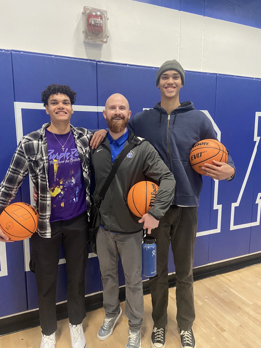 CoachR_LHHoops's tweet photo. Nothing more rewarding than seeing former players come back to support our program. Also I told you all I’m 6’0 😉🏴󠁧󠁢󠁳󠁣󠁴󠁿🏀 @SammyHowlin @ErikHowlin @LHHSAthletics1 @LaHabraHS @LHHS_Basketball https://t.co/J2HFePitHb
