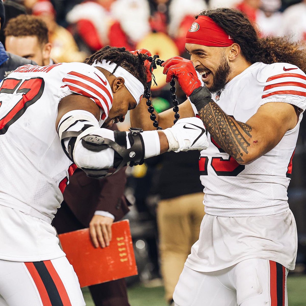49ers's tweet photo. Victory leis for Big Play Dre‼️ #BITW https://t.co/7yVghoHgGx