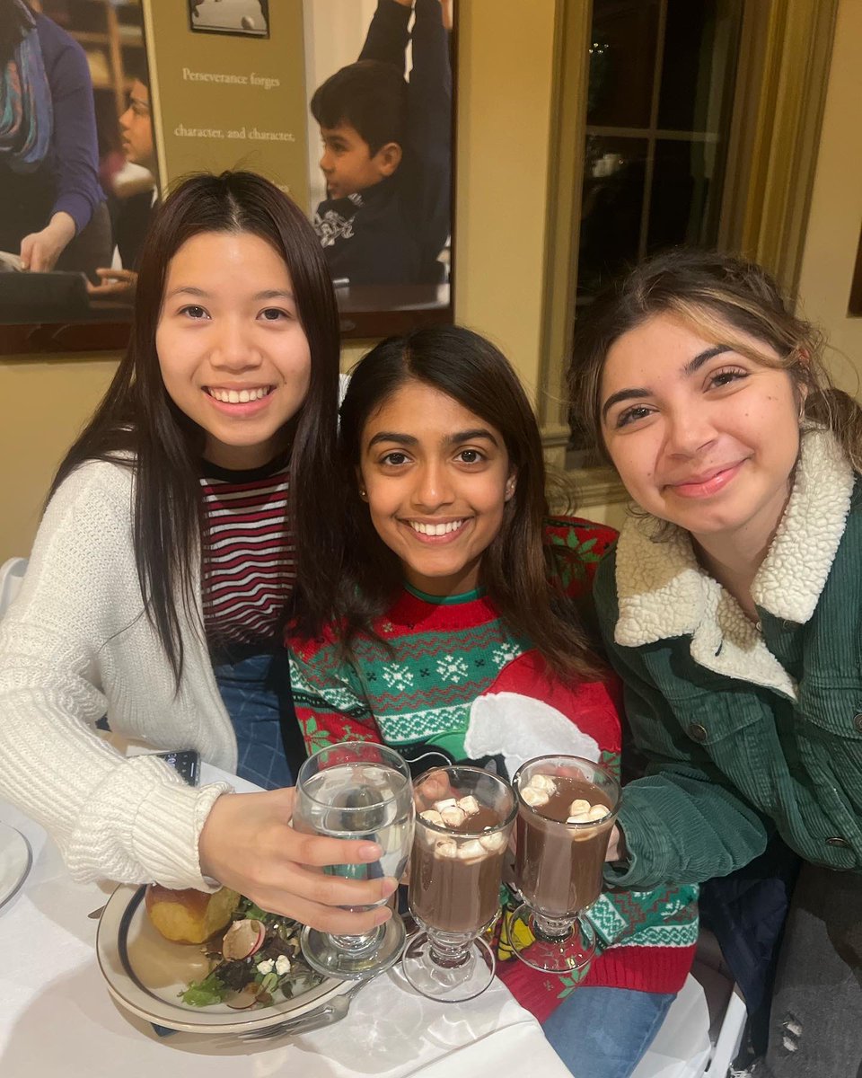 krupapatel9876's tweet image. Slay together, stay together 🙃☘️

#lovetheenotredame #firstsemesterdone